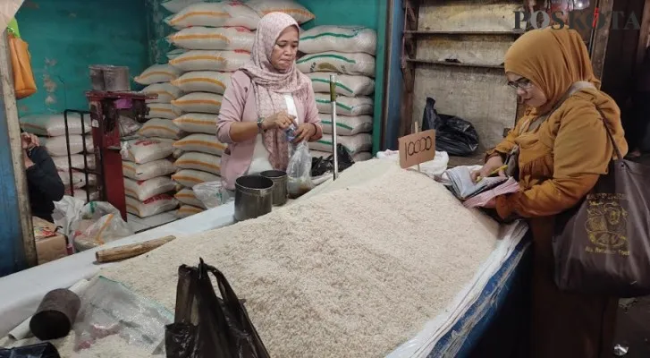 Salah seorang penjual beras saat melayani konsumen. (Foto: Samsul Fatoni).