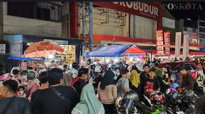 Jedogan masyarakat saat berhimpitan berbelanja di Pasar Royal, Kota Serang (Foto: Bilal)