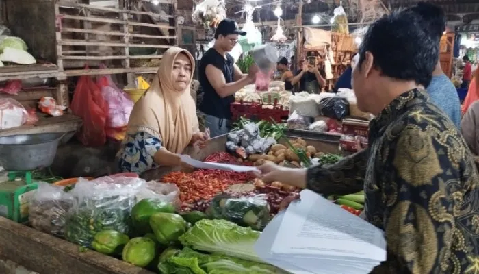 Sosialisasi kepada pedagang Pasar Kutabumi. (Foto/Diskominfo Kabupaten Tangerang)