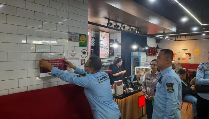 Pemasangan stiker di Restoran Delico Terminal 3 Bandara Soekarno-Hatta (Soetta). (Foto/Diskominfo Kab.Tangerang)