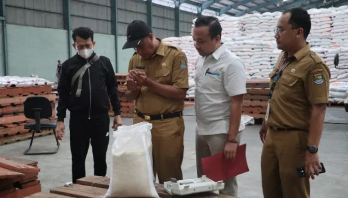 Pemeriksaan beras bantuan pangan dari Bulog. (Foto/ist)