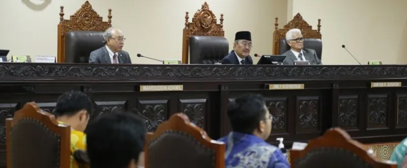 Teks foto: Ketua MKMK, Jimly Asshiddiqie saat memimpin sidang. (ist)