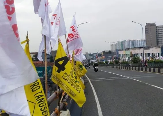 Ilustrasi Alat Peraga Kampanye (APK) yang masih terpasang saat masa tenang Pemilu 2024 di wilayah Kota Tangerang Selatan (Tangsel).(Istimewa)