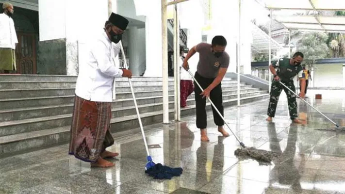 Bupati Bekasi, Eka Supria Atmaja (kiri), Kapolrestro Bekasi, Kombes Pol Hendra Gunawan (tengah), Dandim 05/09 Kab. Bekasi, Tofan Tri Anggoro (kanan) tengah mengepel pelataran Masjid Pemda.(Ist)