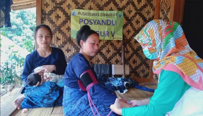 Bidan Pita saat melakulan monitoring kesehatan di Baduy (ist),