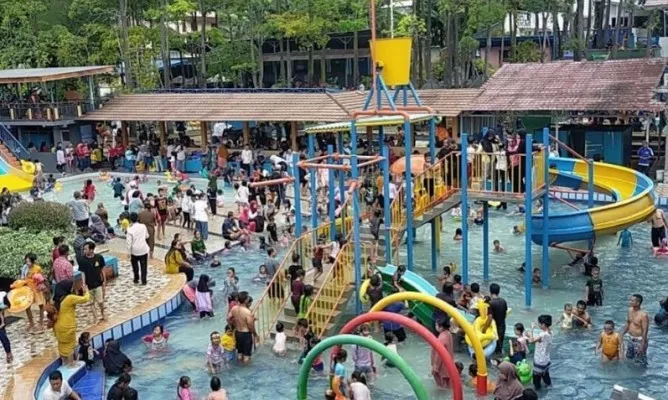 Ribuan wisatawan saat rekreasi di destinasi wisata Bim Waterboom Lebak. (Foto: Ist).