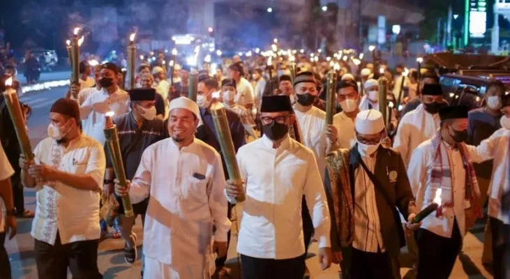 Walikota Bogor, Bima Arya memimpin pawai obor bersama ratusan warga Bogor, Sabtu (2/4/2022) tadi malam. (Ist)