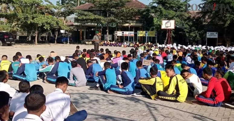 Danramil 1906/Sukatani Kapten Arm Safriadil memberikan materi pada MPLS siswa SMKN 1 Sukatani,Kab Purwakarta, kemarin.(dadan)