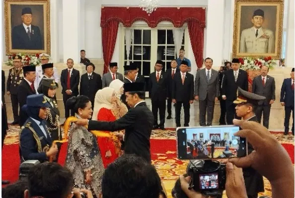 Presiden Joko Widodo menyematkan Tanda Kehormatan kepada Ibu Negara Iriana di Istana Negara, Senin (14/8/2023). Ibu Iriana mendapat Tanda Kehormatan Bintang Adi prada Republik Indonesia. (Foto: Ist/RRI)