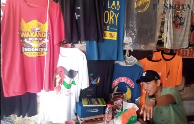 Ratman di lapak sablon kaos di Kota Bekasi.  (Ihsan Fahmi).