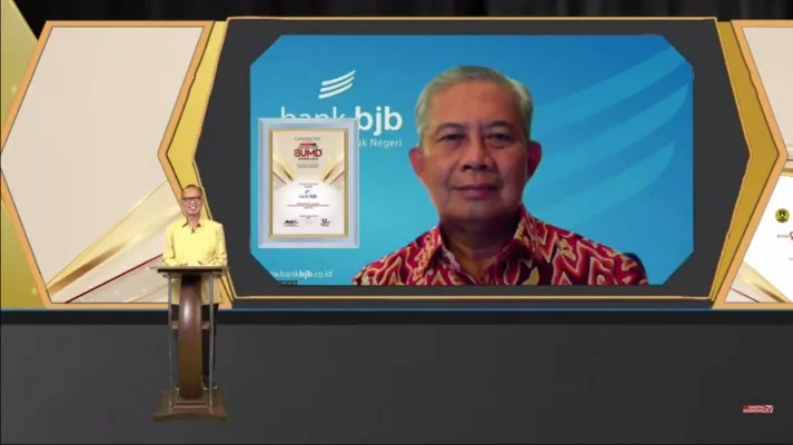 Senior Executive Vice President (SEVP) Bisnis bank bjb Beny Riswandi saat menerima  Indonesia Best BUMD Awards 2022. (ist)