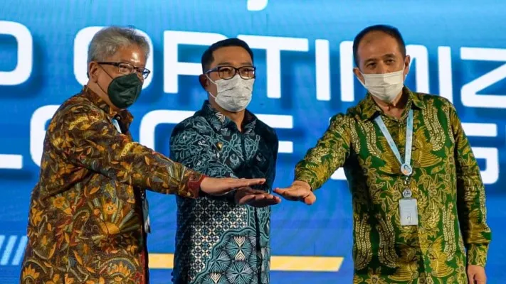 Direksi bank bjb bersama Gubernur Jawa Barat, Ridwan Kamil. (ist)