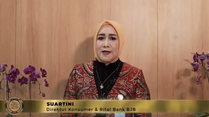 Direktur Konsumer dan Ritel bank bjb Suartini saat menerima penghargaan Best Regional Development Bank for The Highest Growth in Housing Loan. (ist)