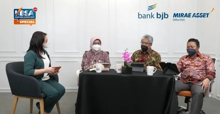 Direktur Utama bank bjb, Yuddy Renaldi, Direktur Keuangan bank bjb Nia Kania, Direktur Information Technology, Treasury & International Banking bank bjb Rio Lanasier saat menjadi  pembicara live Youtube Mirae Asset "Kamu Beli Saham Apa", Kamis (10/3/2022).