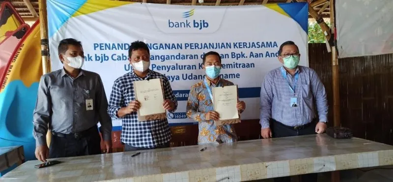 bjb Cabang Pangandaran kolaborasi dengan pengusaha tambak udang, Aan Andriana melalui perjanjian kerja sama kemitraan pembiayaan KUR kepada mitra binaan Aan Andriana di Pangandaran, Jawa Barat, pada Selasa, (1/3/2022). (ist)