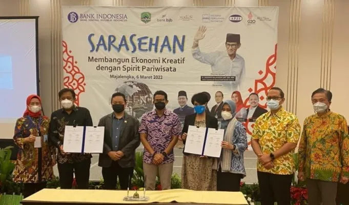 Menteri Pariwisata dan Ekonomi Kreatif Sandiaga Uno saat menjadi keynote speaker dalam kegiatan Sarasehan dan Gelar Produk Unggulan UMKM Se-Wilayah Ciayumajakuning (Kota Cirebon, Kabupaten Cirebon, Kabupaten Indramayu, Kabupaten Majalengka dan Kabupaten Kuningan) dengan tema “Membangun Ekonomi Kreatif dengan Spirit Pariwisata", Minggu (6/2/2022).. (ist)