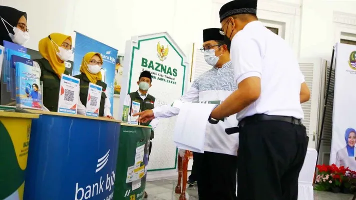 Gubernur Jawa Barat Ridwan Kamil menjelaskan membayar zakat