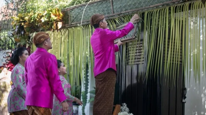 Jokowi memasang bleketepe, dan bersama Iriana kemudian melengkapi hiasan tanda hajatan dengan tuwuhan dan dua ikat padi,(Ist/tangkap layar)