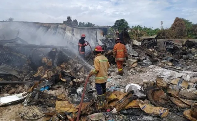 Petugas pemadam kebakaran saat memadamkan api di pabrik Limbah Plastik Di Bantargebang Bekasi. (Ist).