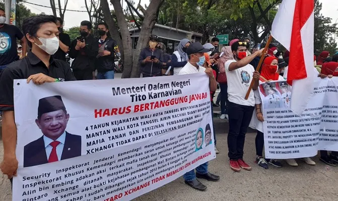 Diduga lahanya diserobot pengembang, ratusan orang blokade lingkar Bintaro Jaya Xchange,  (Foto/muhammad iqbal)  