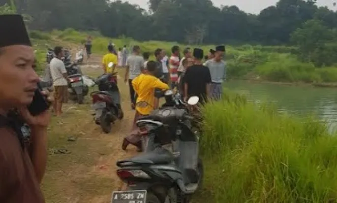 Pihak BPBD Kabupaten Tangerang bersama warga sedang melakukan pencarian korban tenggelam. (ist)