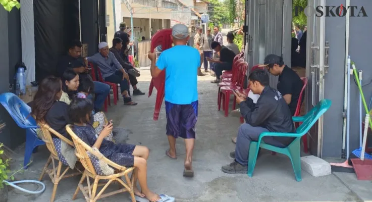 Suasana rumah duka bocah 5 tahun yang ditemukan tewas dengan wajah terlilit lakban di Pantai Cihara, Kabupaten Lebak. (Poskota/Rahmat Haryono)