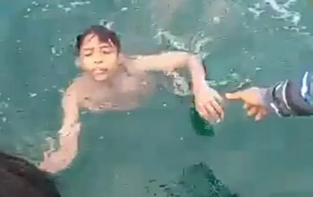 Ridho Ilhami  (14) bocah yang terapung di tengah laut perairan Kepulauan Seribu saat hendak dievakuasi anggota TNI AL. (Ist)