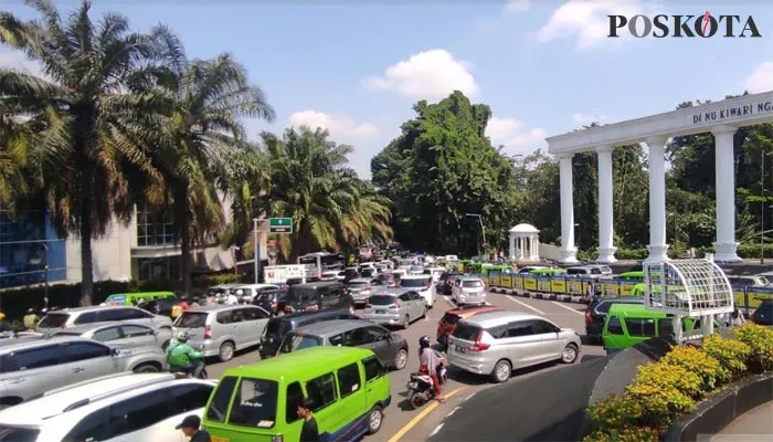 Antrean panjang kendaraan bermotor tampak mengular di jalan Otista, tepat di kawasan Tugu Kujang, Kota Bogor, Kamis (5/5/2022) siang. (Billy)