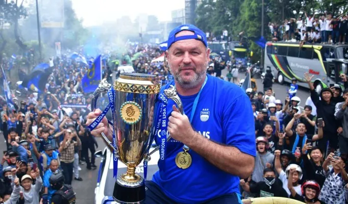 Pelatih Persib Bandung, Bojan Hodak menggenggam trofi juara pada saat pawai juara, Sabtu, 1 Juni 2024. (Foto: Official Persib Bandung)