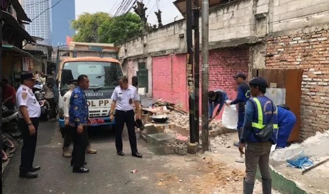 Belasan lapak liar milik pedagang di Jakan Tanjung Gedong, Tomang, dibongkar petugas. (Pandi)