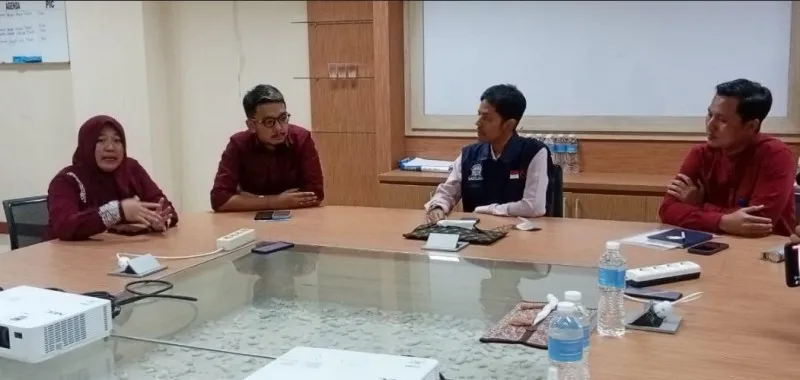 Pakai rompi biru, Rektor kampus Universitas Pelita Bangsa, Hamzah Muhammad Mardi Putra. (Ist).