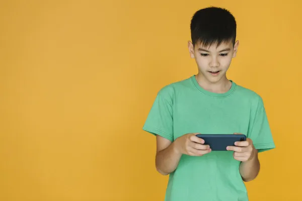 Ilustrasi anak sedang bermain game di gadget. (Freepik)