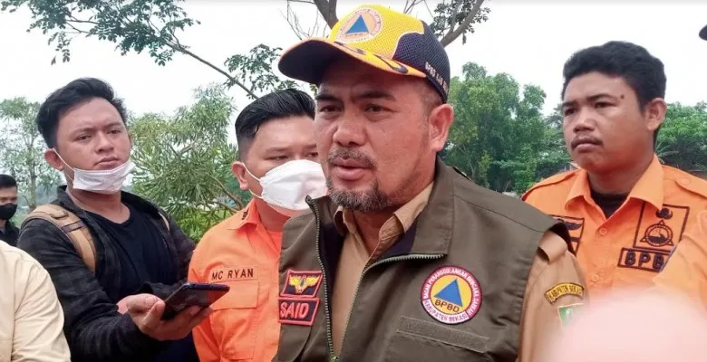 Kabid Pencegahan dan Kesiapsiagaan BPBD Kabupaten Bekasi Said saat dijumpai wartawan dilokasi Kalimalang. (Ihsan Fahmi).