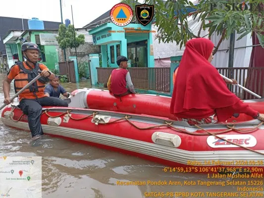 Petugas BPBD saat membawa warga menuju TPS di hari H pencoblosan Pemilu 2024, menggunakan perahu karet lantaran banjir. (Foto/ist)