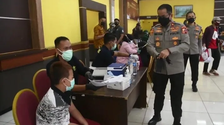 Dansat Bantek Gegana Korps Brimob Kelapa Dua Mabes Polri, Brigjen Dadang Raharja saat meninjau vaksin massal di Gor Makasar, Jaktim.(dok.polisi)