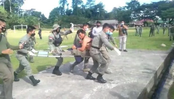 Anggota Brimob yan terluka saat baku tembak dengan KKB sedang dievakuasi.(Ist)