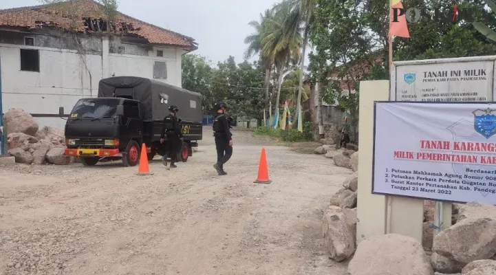 Sejumlah anggota Brimob saat berjaga di salah satu pintu masuk wisata Karang Sari Carita Pandeglang. (Foto: Samsul Fatoni).