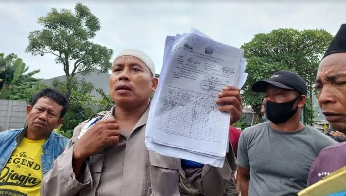 Anggota Provost Polres Metro Jakarta Timur, Bripka Madih saat mendatangi perumahan dikawasan Jatiwarna Bekasi. (Ist).