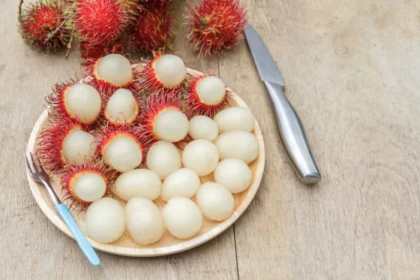 Salah satu manfaat kesehatan rambutan adalah baik untuk menjaga kesehatan pencernaan. (Freepik/Suksao)