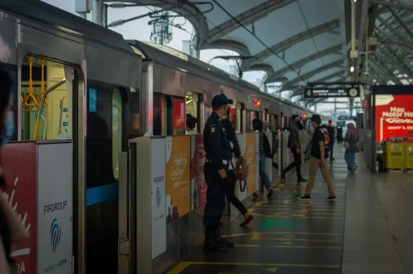 Berbuka di transportasi umum seperti MRT atau Bus TransJakarta memiliki aturan tersendiri. (Pexels.com/Baarast Project)