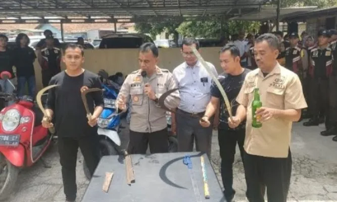 Kapolsek Ciruas Kompol Hasan Khan didampingi Kasatreskrim AKP Dedi Mirza, Kasihumas Iptu Dedi Jumhaedi dan Panit Reskrim Ipda Sulung Setiawan menunjukkan barang bukti Sajam dari para pelajar. (haryono)