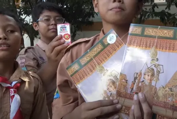 Buku dengan sampul foto Jan Ethes yang sedang main wayang. (sumber: tangkapan layar youtube)