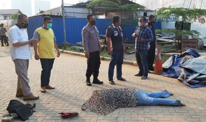 Kepolisian sedang melakukan identifikasi dan evakuasi terhadap korban yang jatuh dari atas rooftoop gedung Revo Town, Sabtu (09/10/2021) lalu. (Foto/polsekbekasiselatan)