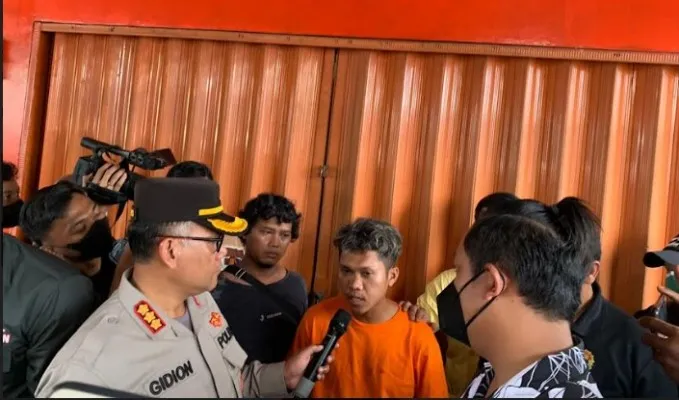 BD gunakan baju orange dihadapan wartawan di Konprensi pers oleh Polres Metro Bekasi di Karangbahagia. (Humas Polres Metro Bekasi).