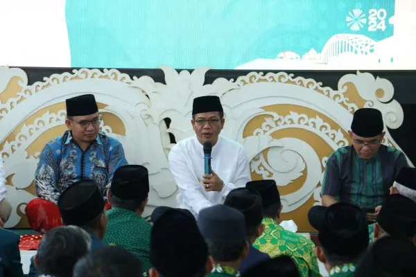 Bupati Kabupaten Bandung, Dadang Supriatna saat menghadiri kegiatan silaturahmi Bupati Bandung dengan para ulama dan pimpinan ormas Islam se-Kabupaten Bandung di Rumah Dinas Bupati Bandung, Jumat, 19 Juni 2024. (Dok. Humas Pemkab Bandung)