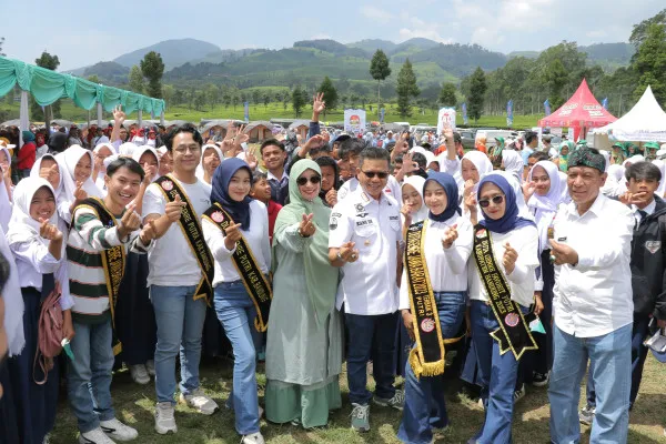 Bupati Bandung, Dadang Supriatna saat menghadiri Peringatan Hari Keluarga Nasional (Harganas) ke-31 dan Hari Anak Nasional ke-40 Tingkat Kabupaten Bandung tahun 2024 di Lapangan Sepak Bola Cibadak Cibuni, Desa Sukasari, Kecamatan Rancabali, Kabupaten Bandung, Rabu, 28 Agustus 2024. (Dok. Humas Pemkab Bandung)