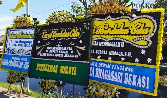 Deretan karangan bunga sebagai lambang duka cita atas wafatnya Bupati Bekasi, Eka Supria Atmaja, Senin (12/7/2021) (cr02)