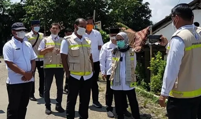 Bupati Lebak, Iti Octavia Jayabaya pastikan jalan Kuncoro Jakti dibangun 2022. (Foto/yusuf)