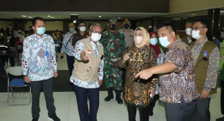 Bupati Serang Ratu Tatu Chasanah meninjau vaksinasi massal Covid-19 di aula Universitas Faletehan.(Ist)