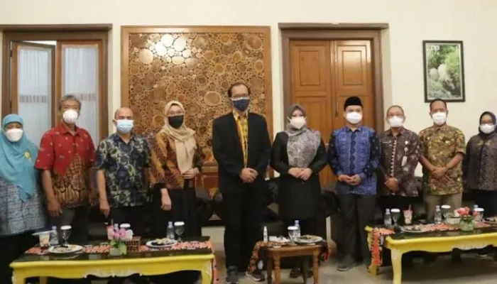 Dekan Fakultas Ilmu Komunikasi Mercu Buana Jakarta Elly Yuliawati, saat ekpos program dihadapan Bupati Irna Narulira (ist)